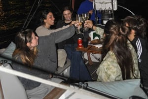 Barcelona: rejs z otwartym barem, katalońską przekąską i przystankiem na kąpiel