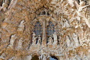Barcelona: Sagrada Familia & Park Güell Guided Tour & Ticket