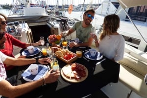 Barcelona: Scenic Sail and Breakfast Tour