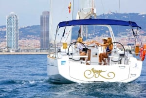 Barcellona: tour panoramico in barca a vela con snack e bevande