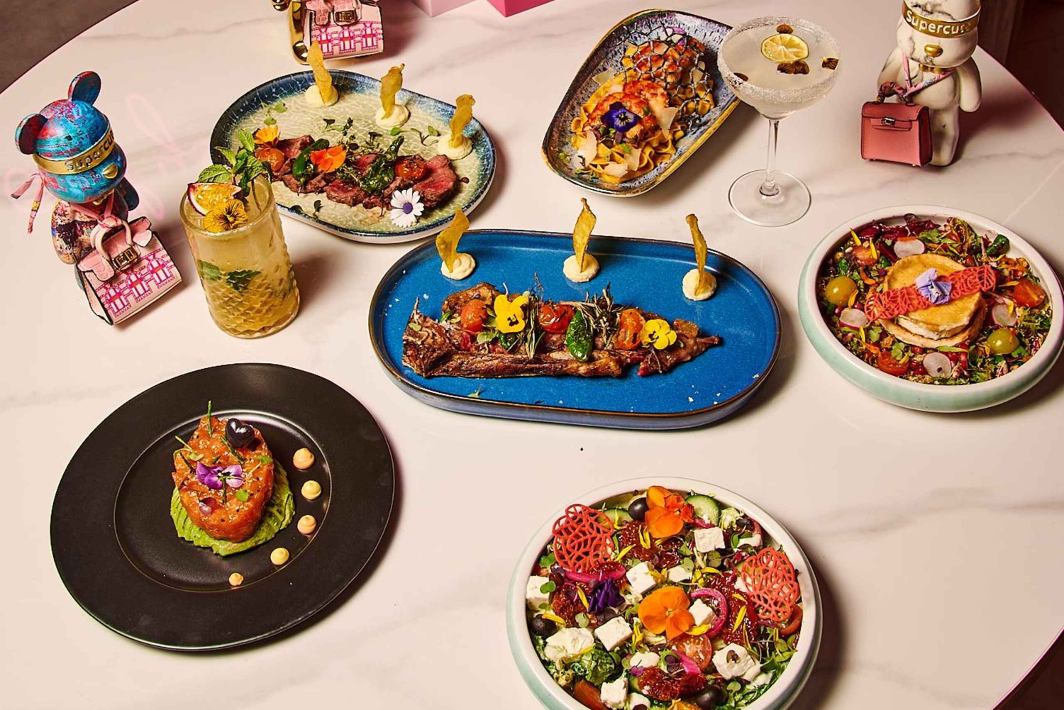 Barcelona: Cena sensorial, cóctel exclusivo y espectáculo en directo.