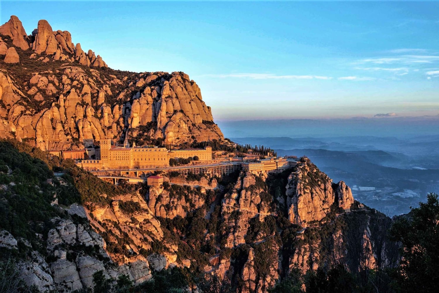 Barcellona: tour del monastero di Sitges e Montserrat con facile escursione