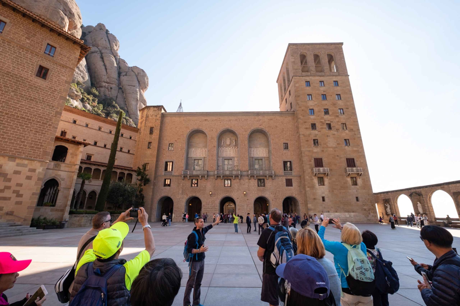 Barcellona: tour del monastero di Sitges e Montserrat con facile escursione