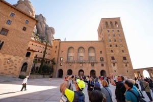 Barcelona: rondleiding door het klooster van Sitges en Montserrat met eenvoudige wandeling