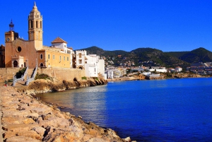 Barcellona: tour del monastero di Sitges e Montserrat con facile escursione