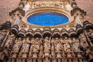 Barcellona: tour del monastero di Sitges e Montserrat con facile escursione