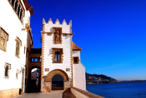 Barcellona: tour del monastero di Sitges e Montserrat con facile escursione