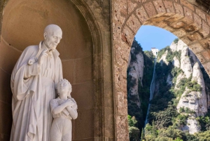 Barcellona: tour del monastero di Sitges e Montserrat con facile escursione