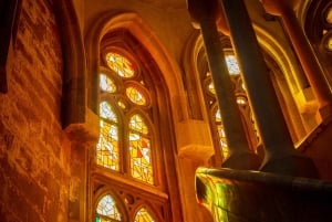 Small-Group Sagrada Familia Fully Guided Tour