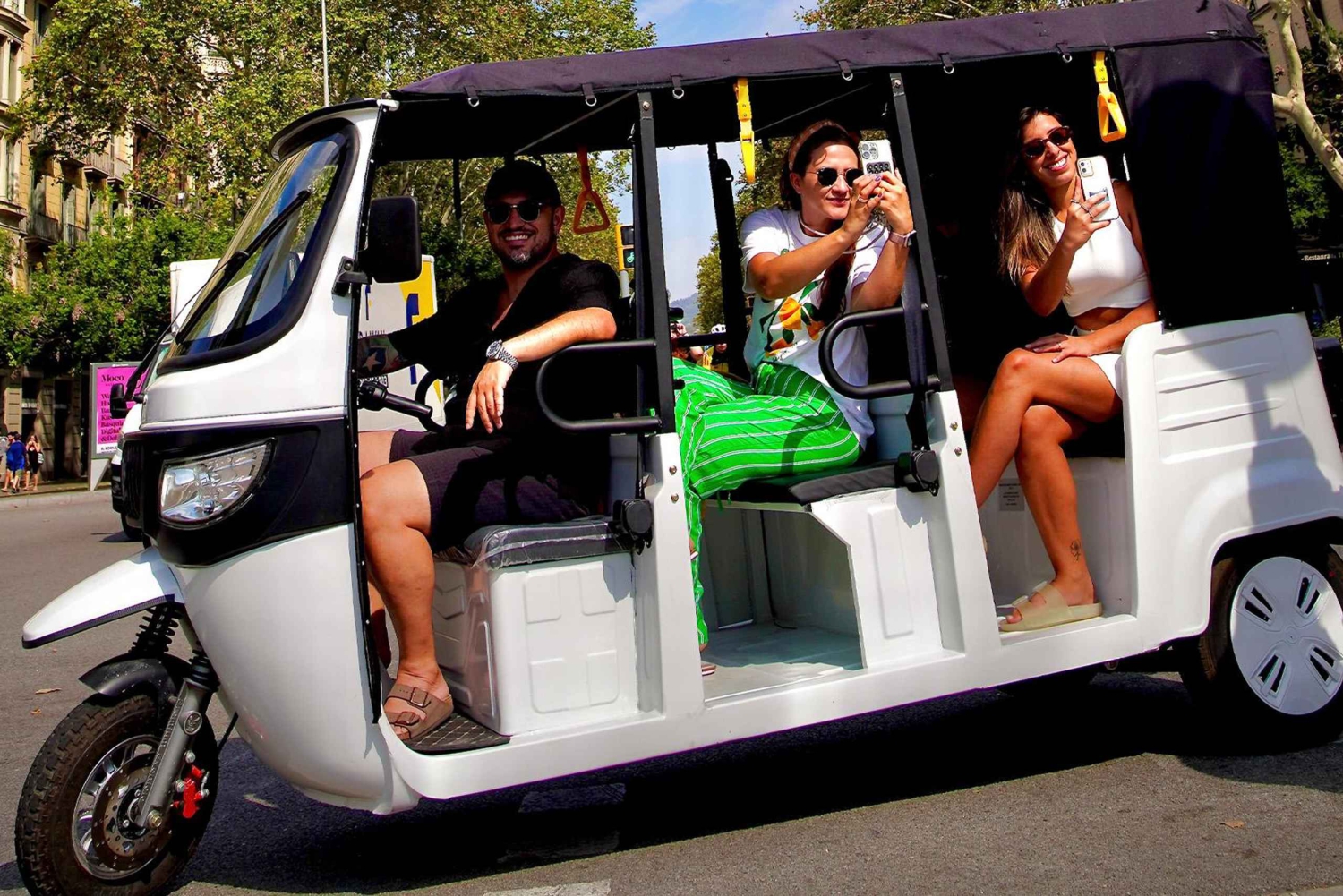 Barcelona: Tuk Tuk -kierros pienellä ryhmällä