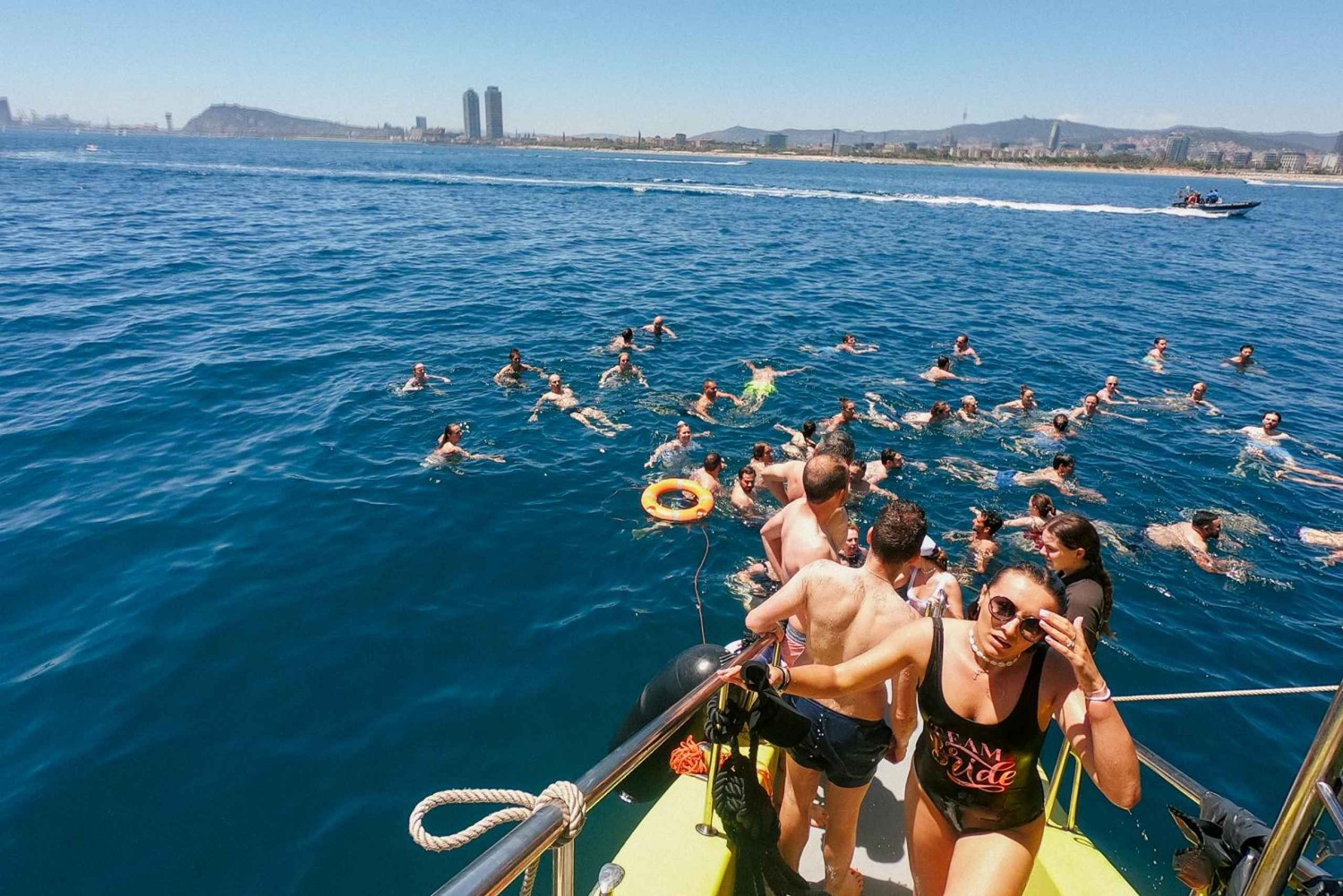 Barcelona: przekąski, kąpiel i impreza na łodzi