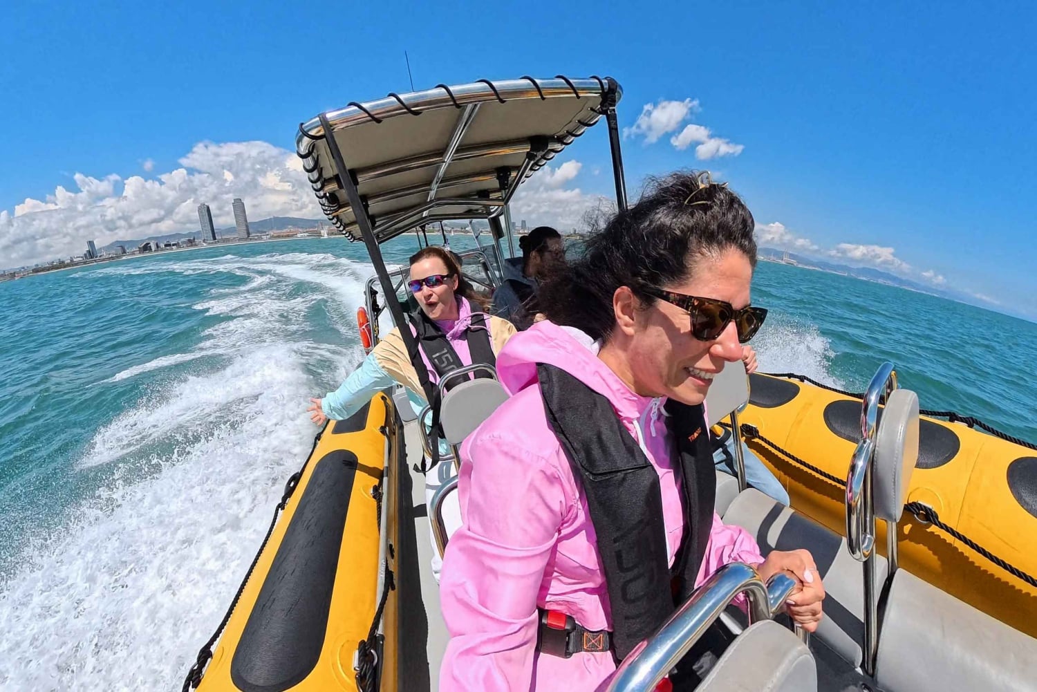 バルセロナ：スピードボートのスカイラインビュー