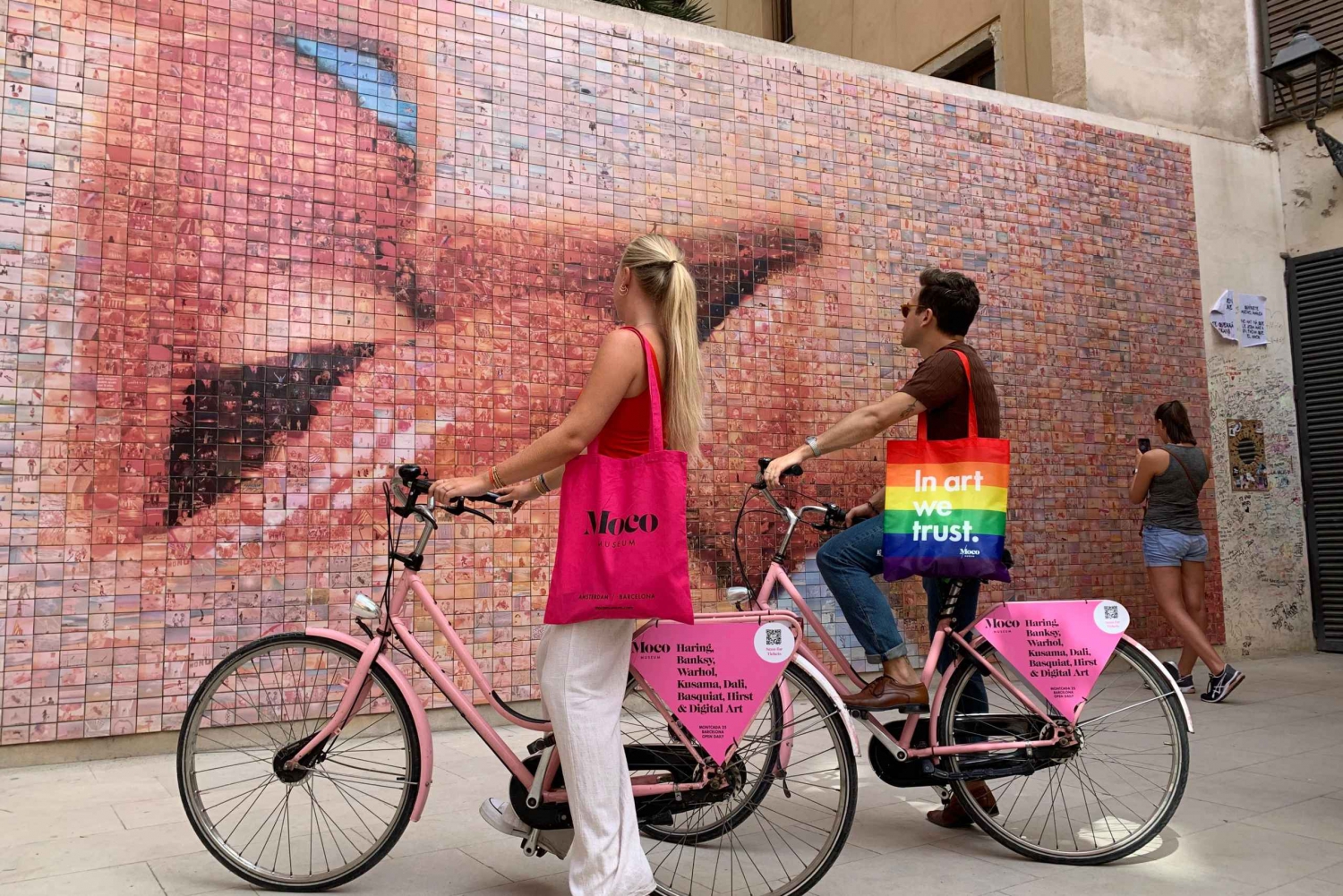 Barcelona | Recorrido en Bicicleta por el Arte Callejero, Moco Musuem