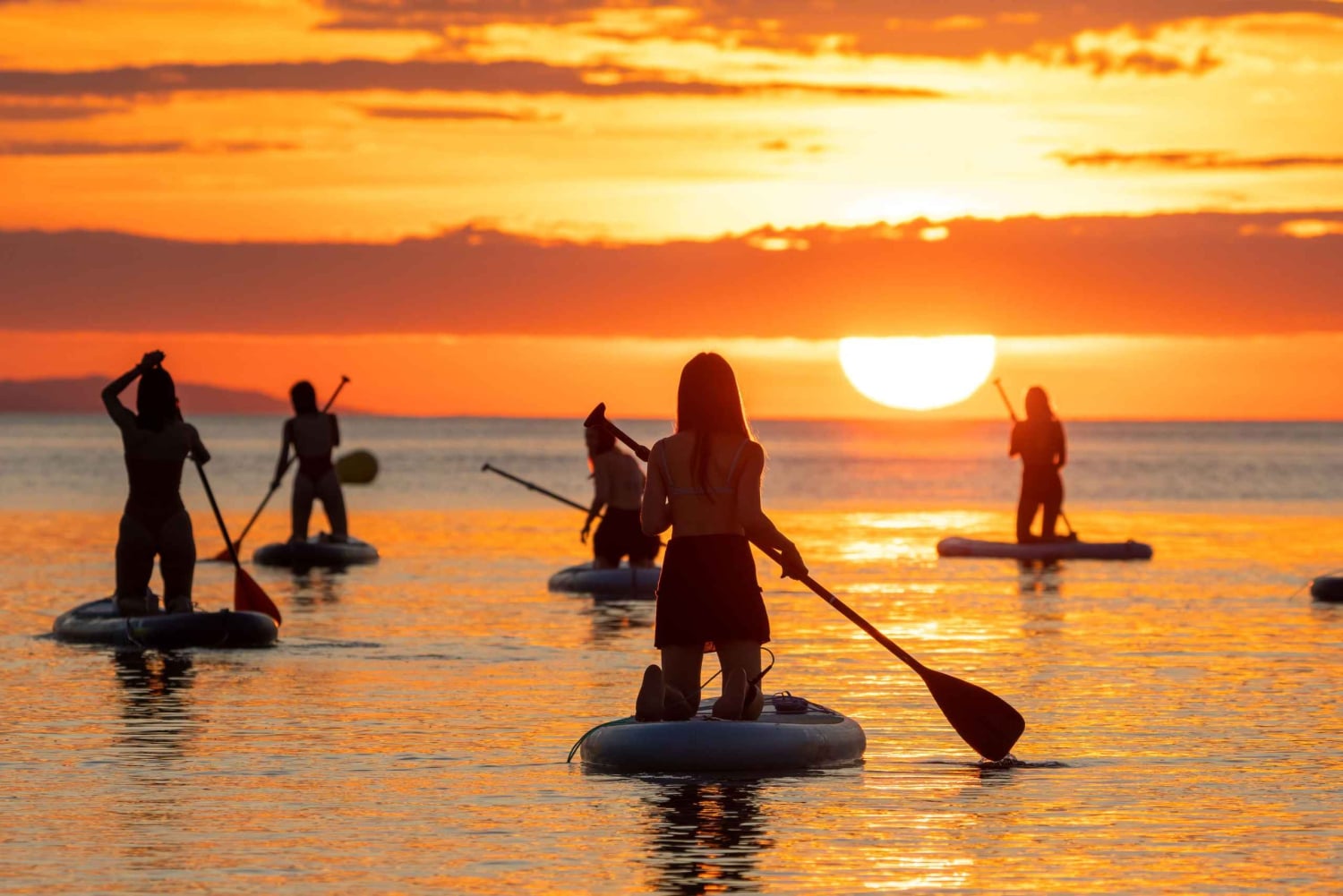 Barcelona: Auringonnousun paddleboarding ohjaajan kanssa ja valokuvat