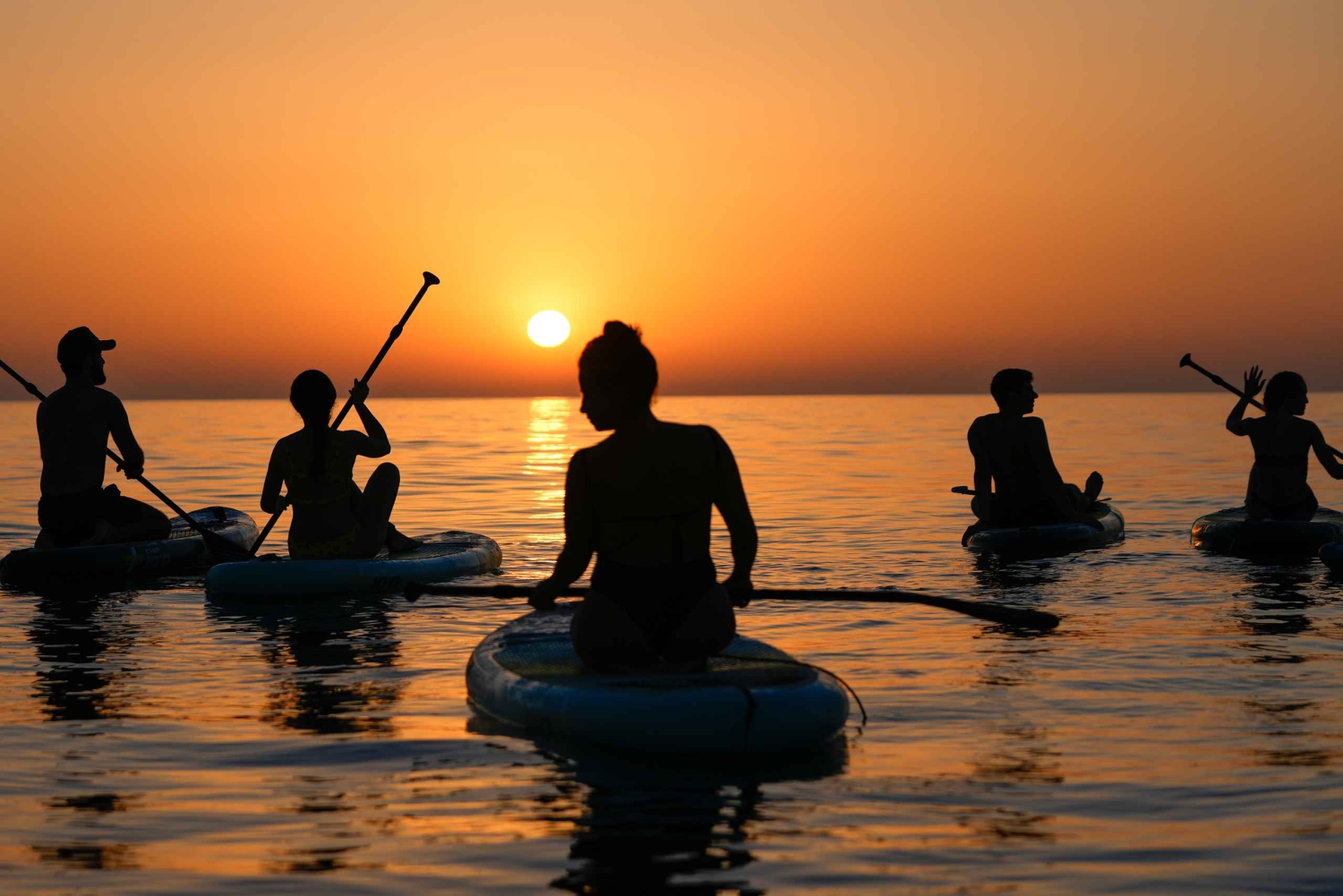 Barcelona: Auringonnousun paddleboarding ohjaajan kanssa ja valokuvat