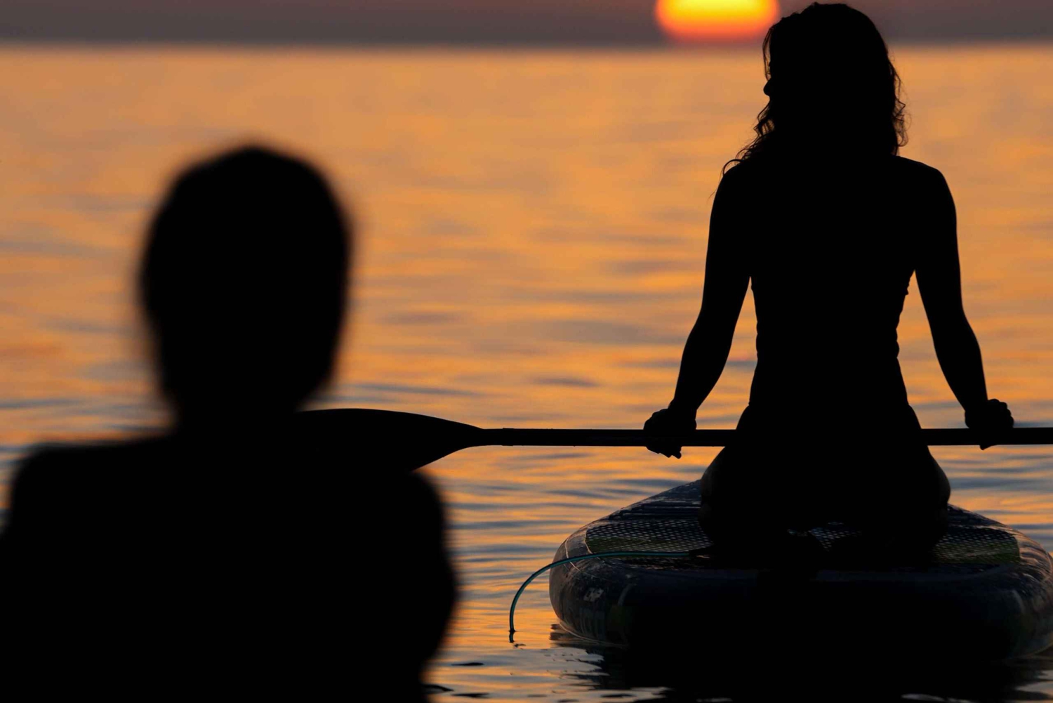 Barcelona: Auringonnousun paddleboarding ohjaajan kanssa ja valokuvat