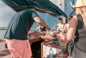 Barcelona: Solnedgång och middagssegling på en klassisk ketchbåt