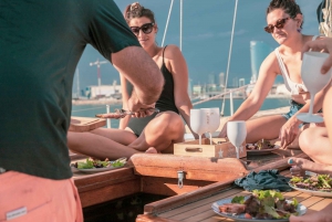 Barcelona: Solnedgång och middagssegling på en klassisk ketchbåt