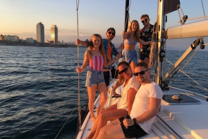 Barcelona: Båttur i solnedgang med cava og snacks