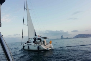 Barcelona: Båttur i solnedgang med cava og snacks