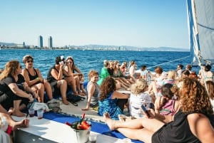 Barcellona: crociera al tramonto in catamarano e musica live