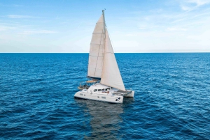 Barcelona: Sunset Catamaran Cruise with Wine and Tapa