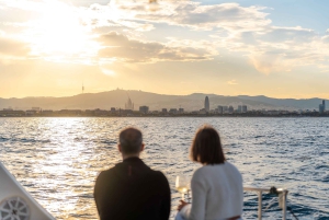 Barcelona: Sunset Catamaran Cruise with Wine and Tapa