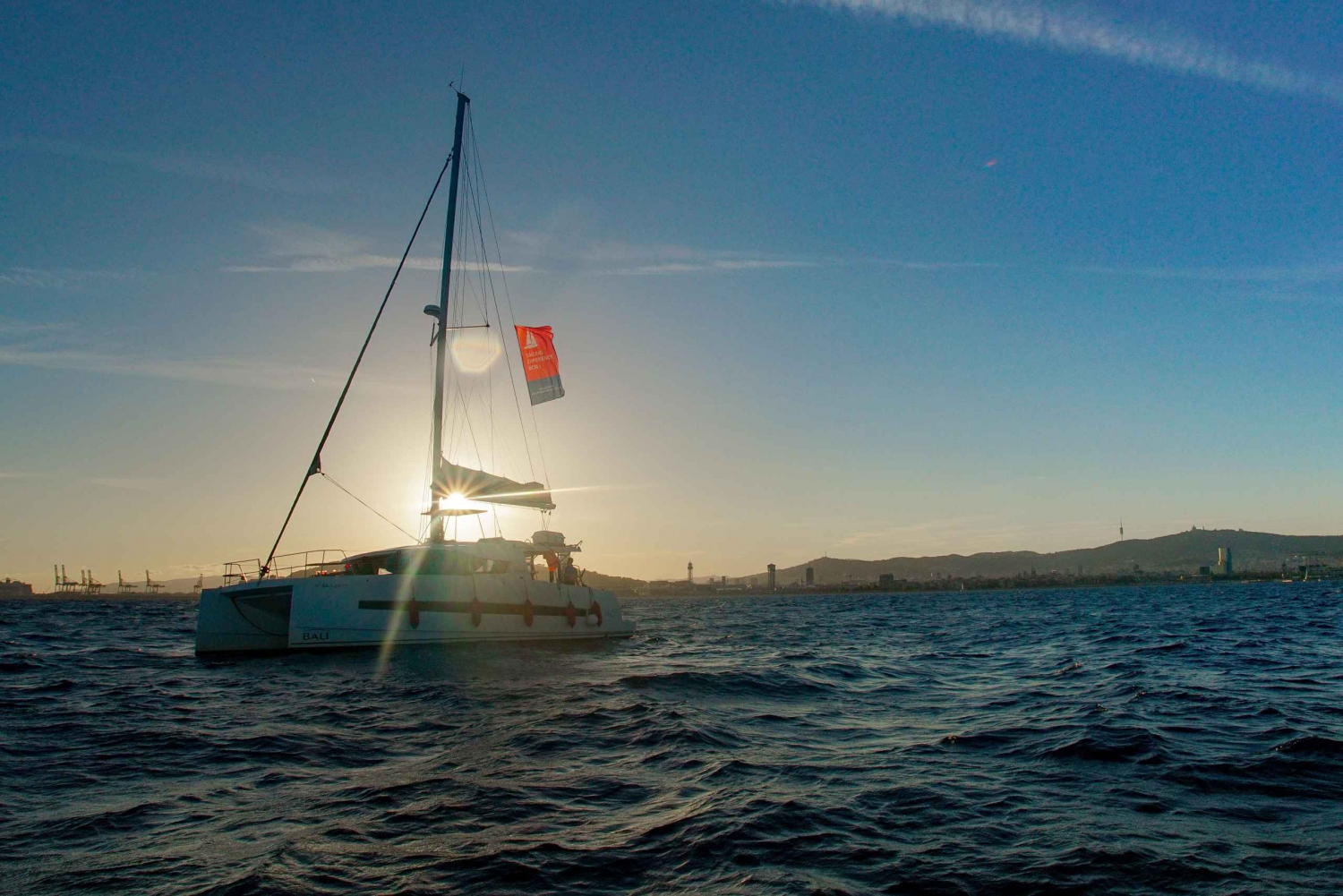 Barcelona: Experiencia en catamarán al atardecer con cena opcional