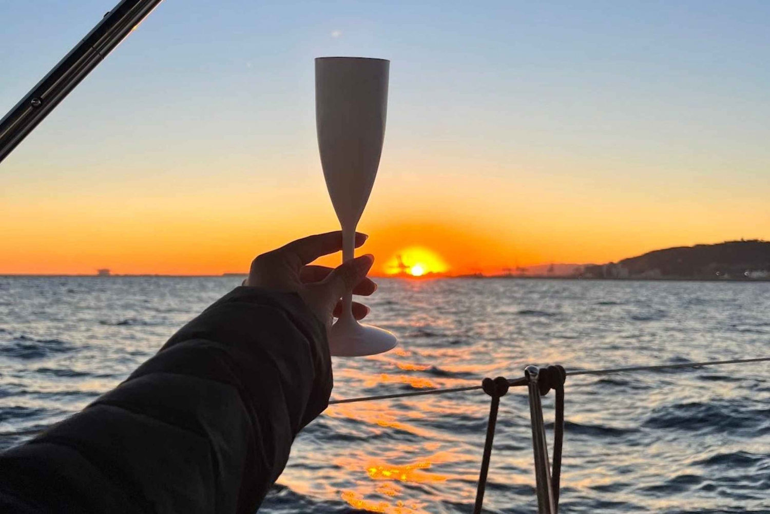 Barcelone : Croisière en voilier au coucher du soleil avec open bar
