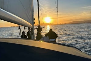 Barcelona: Segelbootfahrt bei Sonnenuntergang mit offener Bar