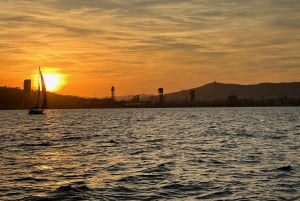 Barcelona: Crucero en velero al atardecer con barra libre