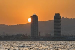 Barcelona: Sejlbådscruise ved solnedgang med åben bar
