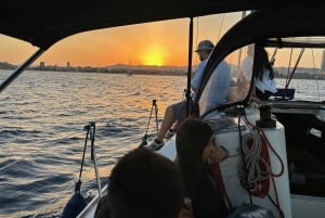 Barcellona: Crociera in barca a vela al tramonto con open bar