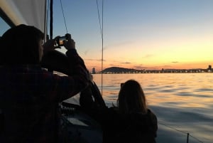 Barcelona: Sejlbådscruise ved solnedgang med åben bar