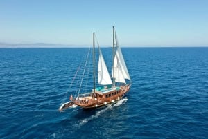 Barcelona: Sunset Cruise with Live Music by Aperol