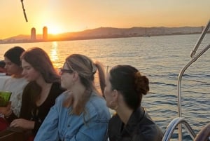 Barcelona: Sunset Cruise with Snacks and Drinks
