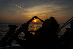 Barcelona: Sunset Live Sax and Sailing Experience