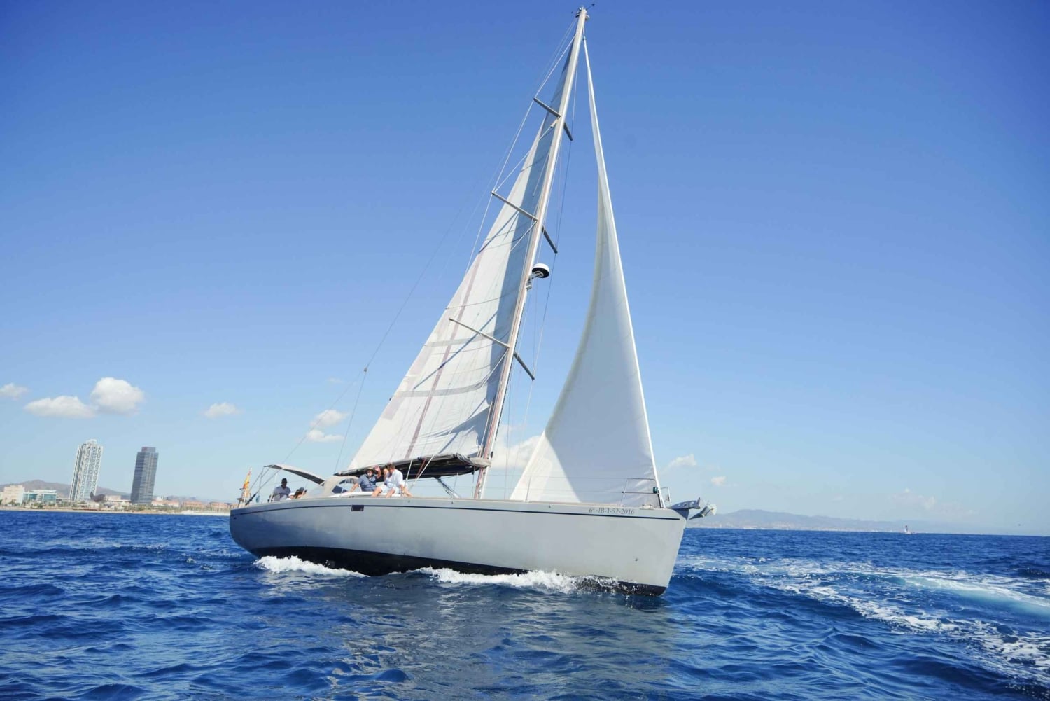 Barcelona: Cruzeiro de Iate ao pôr do sol ou à tarde com bebidas