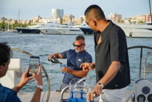 Barcelona: Cruzeiro de Iate ao pôr do sol ou à tarde com bebidas