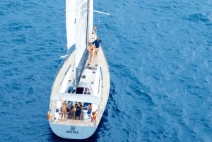 Barcelona: Cruzeiro de Iate ao pôr do sol ou à tarde com bebidas