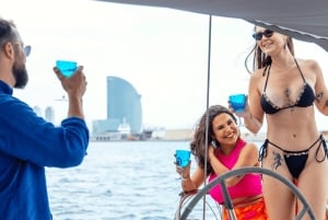 Barcelona: Cruzeiro de Iate ao pôr do sol ou à tarde com bebidas