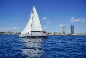 Barcelona: Cruzeiro de Iate ao pôr do sol ou à tarde com bebidas