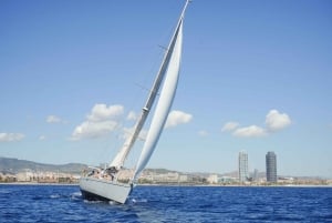 Barcelona: Cruzeiro de Iate ao pôr do sol ou à tarde com bebidas