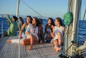 Barcelona: Cruzeiro de Iate ao pôr do sol ou à tarde com bebidas