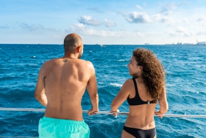 Барселона: круиз на катамаране на закате или днем с тапас и напитками