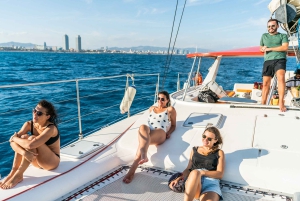 Барселона: круиз на катамаране на закате или днем с тапас и напитками