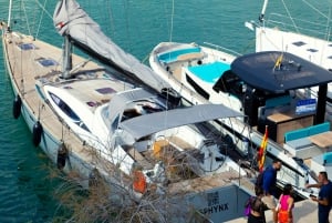 Barcelona: Crucero en yate al atardecer o por la tarde con bebidas