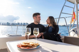 Barcelona: Vela al atardecer Catamarán vino y tapas