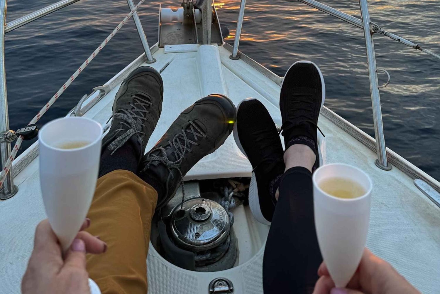 Barcelona: Auringonlaskun purjehdusretki avobaarilla ja välipaloilla