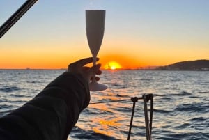 Barcelona: Auringonlaskun purjehdusretki avobaarilla ja välipaloilla